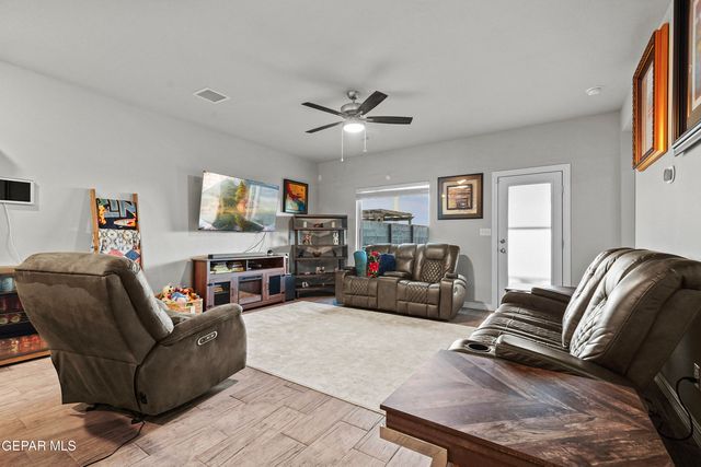 1048 Nepal Sky Street, Horizon City, TX 79928