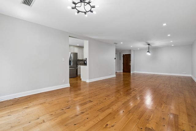 4601 W Touhy Avenue 412, Lincolnwood, IL 60712