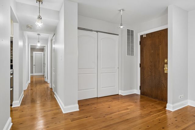 4601 W Touhy Avenue 412, Lincolnwood, IL 60712