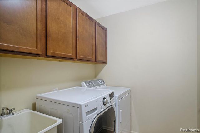 29742 Fox Run Circle, Warren, MI 48092