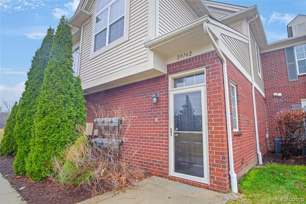 29742 Fox Run Circle, Warren, MI 48092