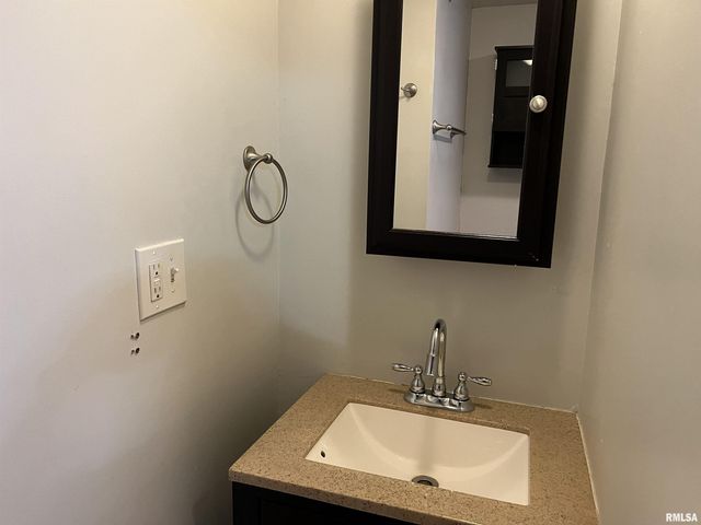 500 N DIAMOND Avenue, Jacksonville, IL 62650