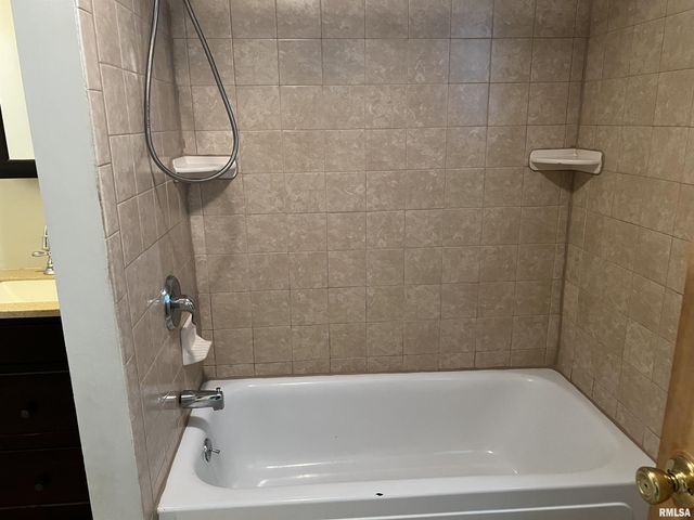 500 N DIAMOND Avenue, Jacksonville, IL 62650