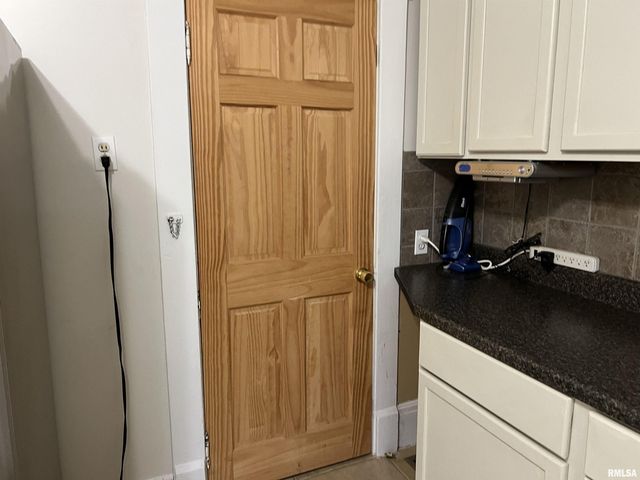 500 N DIAMOND Avenue, Jacksonville, IL 62650