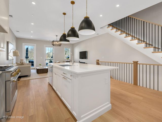 225 Burlington Avenue TH1, Clarendon Hills, IL 60514