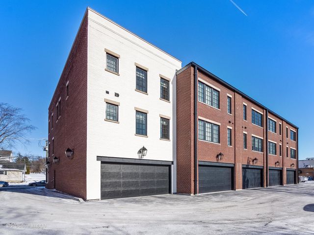 225 Burlington Avenue TH1, Clarendon Hills, IL 60514