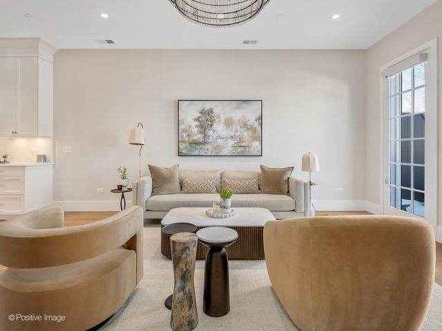 225 Burlington Avenue TH1, Clarendon Hills, IL 60514