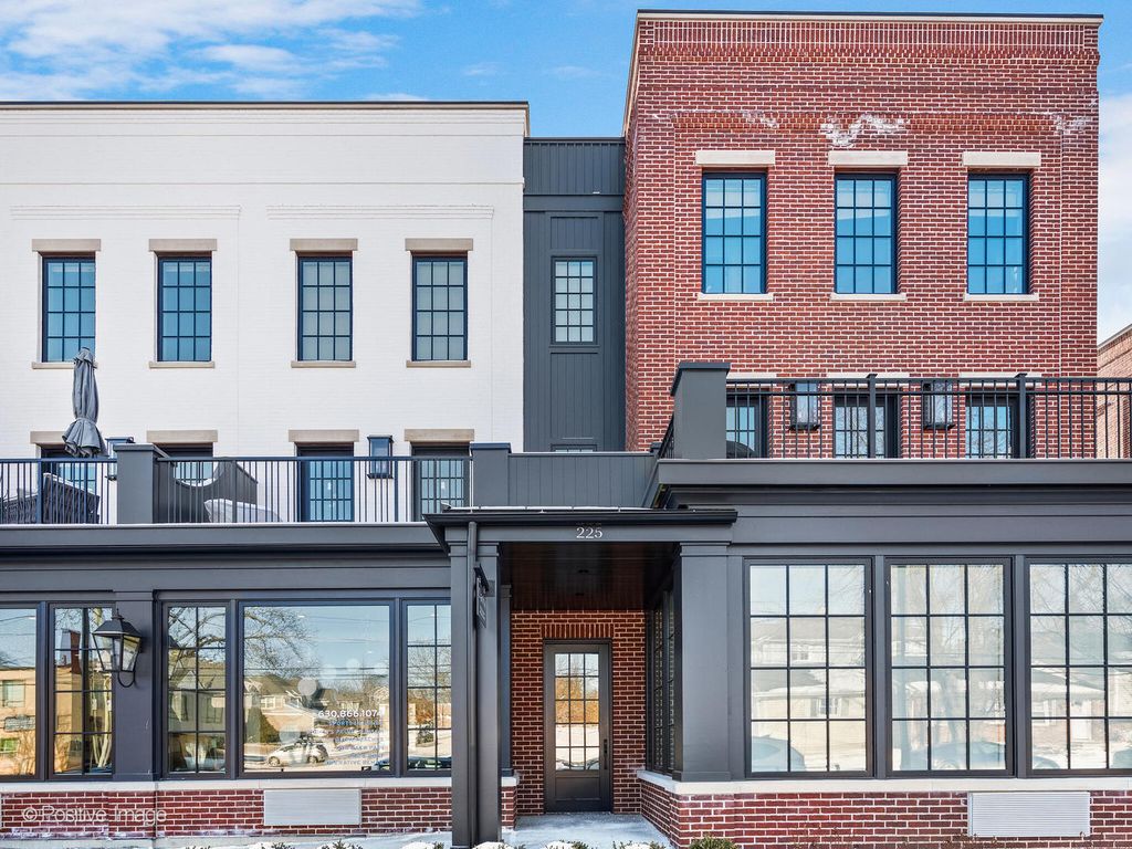 225 Burlington Avenue TH1, Clarendon Hills, IL 60514