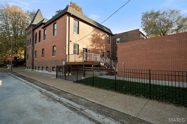 1201 Mackay Place, St Louis, MO 63104