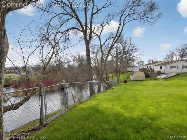 1274 Nancywood Drive, Waterford, MI 48327