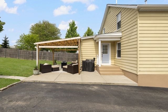 69 Denver St, Fall River, MA 02721