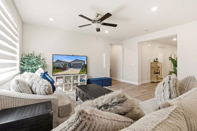 974 N Lyonia Dr, Galt, CA 95632