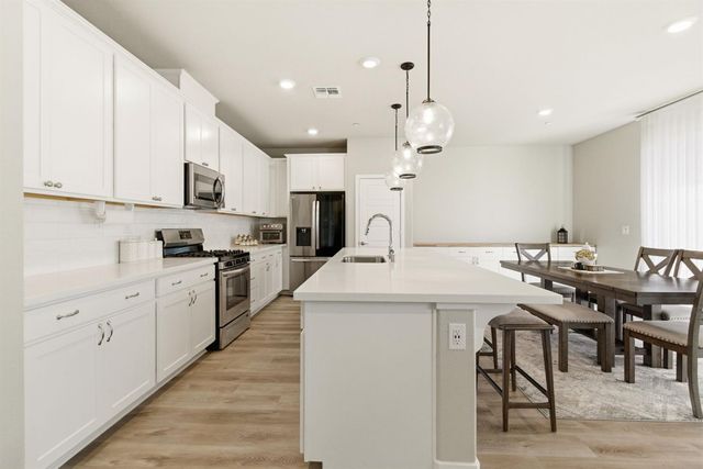 974 N Lyonia Dr, Galt, CA 95632