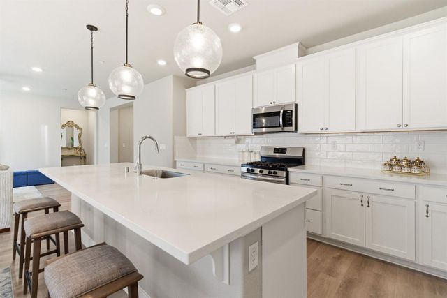 974 N Lyonia Dr, Galt, CA 95632