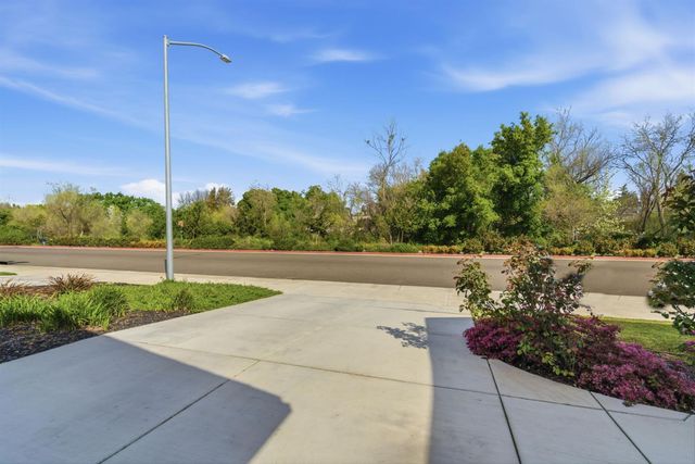 974 N Lyonia Dr, Galt, CA 95632