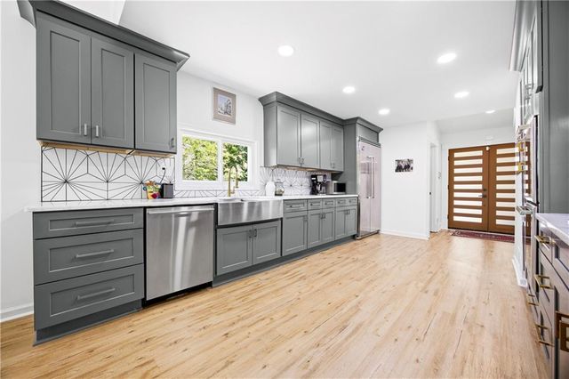 5966 Island View Drive, Buford, GA 30518