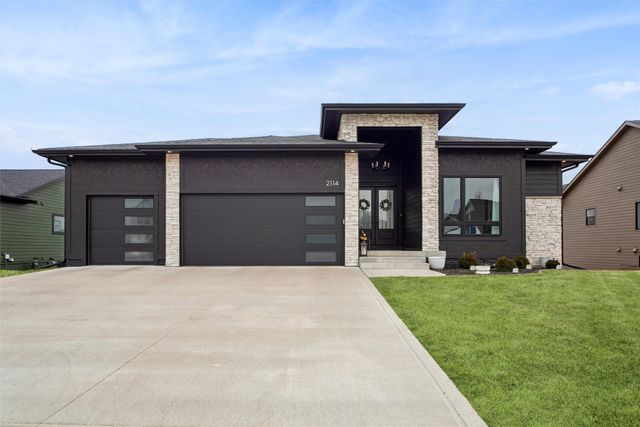 2114 Timberview Drive, Norwalk, IA 50211