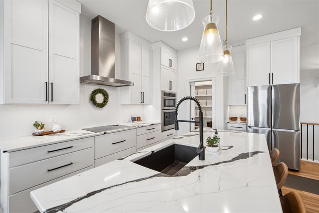 2114 Timberview Drive, Norwalk, IA 50211