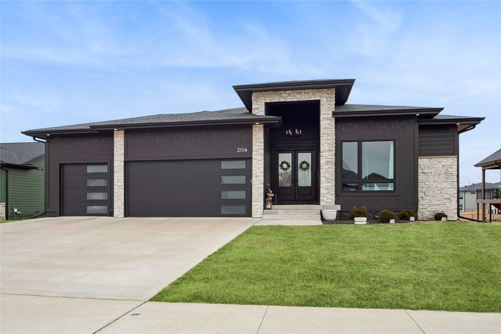 2114 Timberview Drive, Norwalk, IA 50211