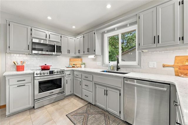 2830 Sweet Briar Drive, Independence, MO 64057