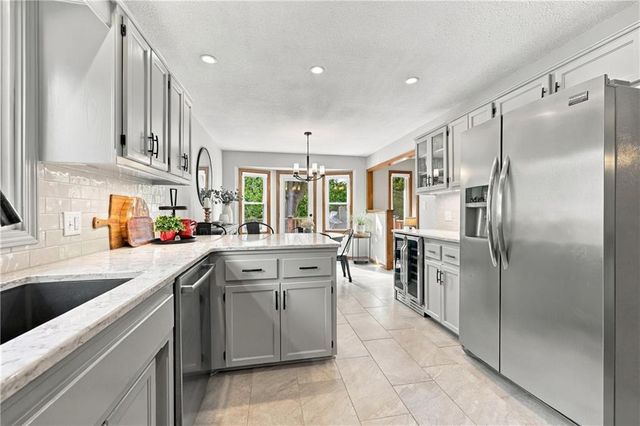 2830 Sweet Briar Drive, Independence, MO 64057