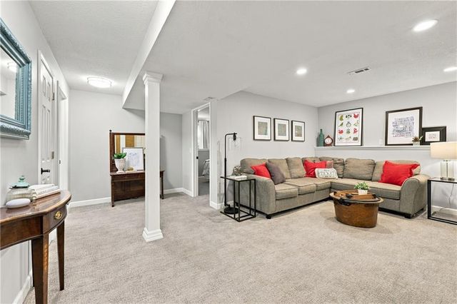 2830 Sweet Briar Drive, Independence, MO 64057