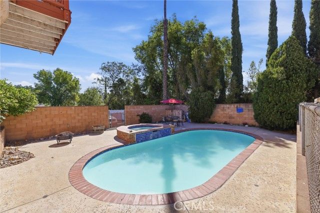 10516 Independence Avenue, Chatsworth (los Angeles), CA 91311