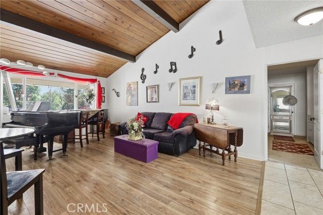 10516 Independence Avenue, Chatsworth (los Angeles), CA 91311