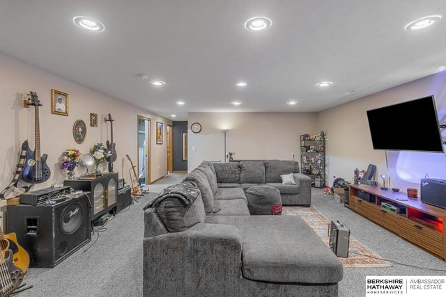 17129 Colony Drive, Omaha, NE 68136