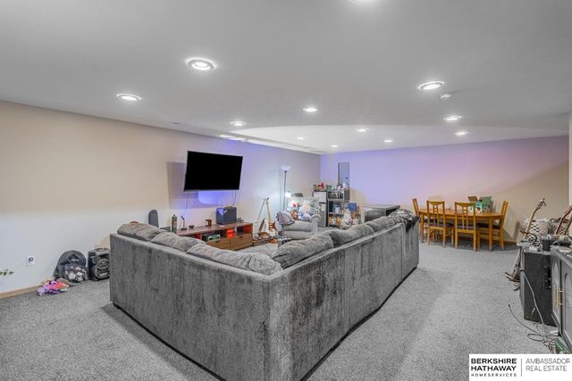 17129 Colony Drive, Omaha, NE 68136