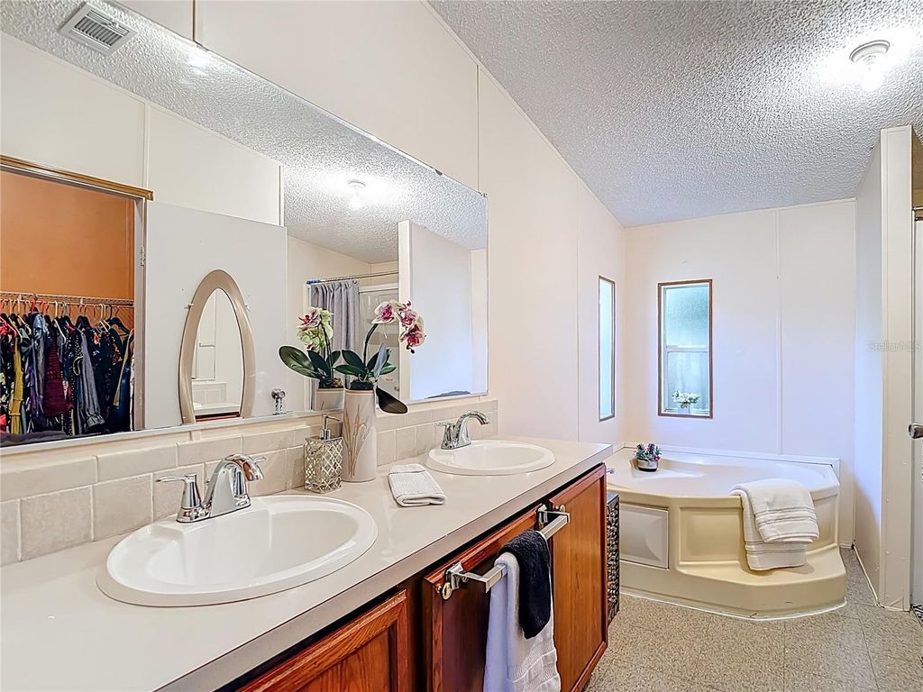 Image 35 of property listing at 7207 50TH AVENUE S, Tampa, FL 33619
