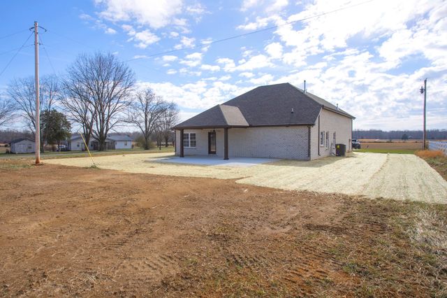 381 Copperas Creek Rd, Tullahoma, TN 37388