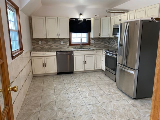 79 19th Street B, Lowell, MA 01850