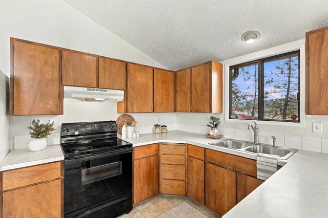 8305 N Colton St, Spokane, WA 99208