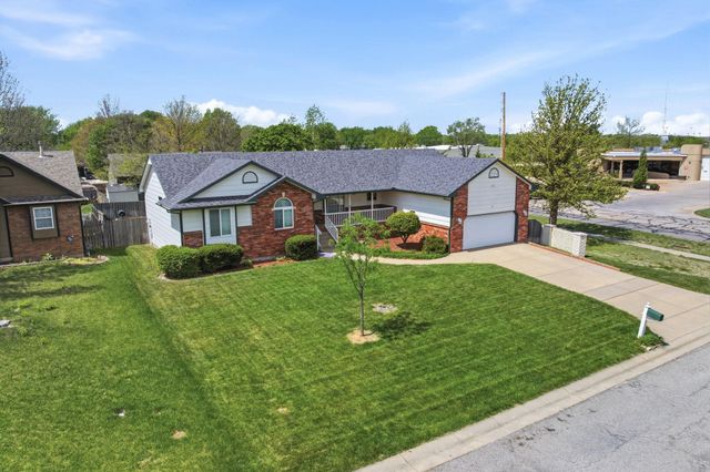 1 N Valley Oaks Ct., Valley Center, KS 67147