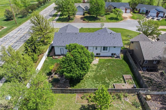 1 N Valley Oaks Ct., Valley Center, KS 67147
