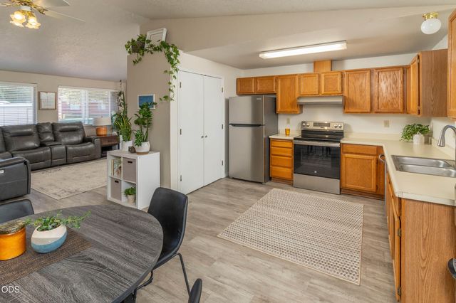 3217 SW Quartz Avenue, Redmond, OR 97756