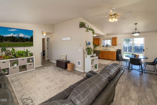 3217 SW Quartz Avenue, Redmond, OR 97756
