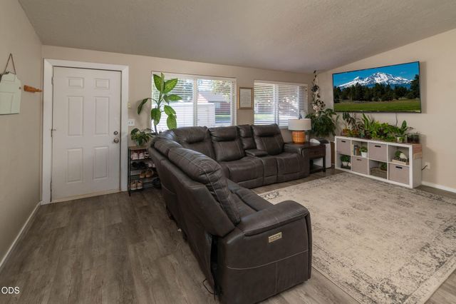 3217 SW Quartz Avenue, Redmond, OR 97756