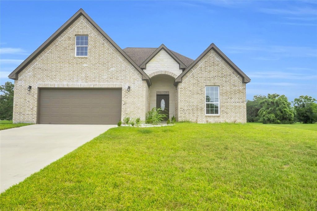 632 Mill Road, Angleton, TX 77515