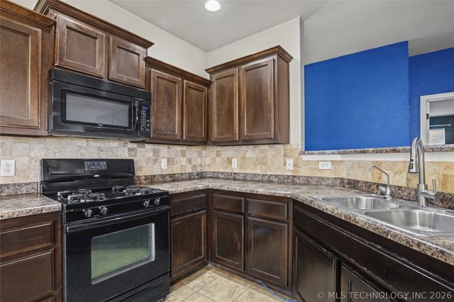 9278 S 254th East Avenue, Broken Arrow, OK 74014