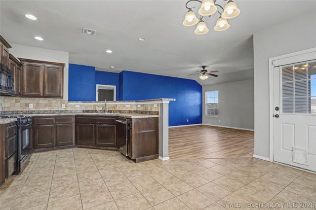 9278 S 254th East Avenue, Broken Arrow, OK 74014