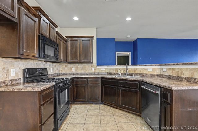 9278 S 254th East Avenue, Broken Arrow, OK 74014