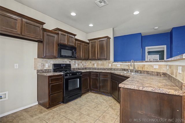 9278 S 254th East Avenue, Broken Arrow, OK 74014