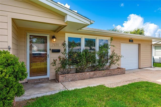7109 Poplar Drive, Galveston, TX 77551