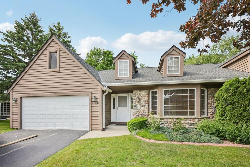 7724 Cedar Ridge COURT, Franklin, WI 53132