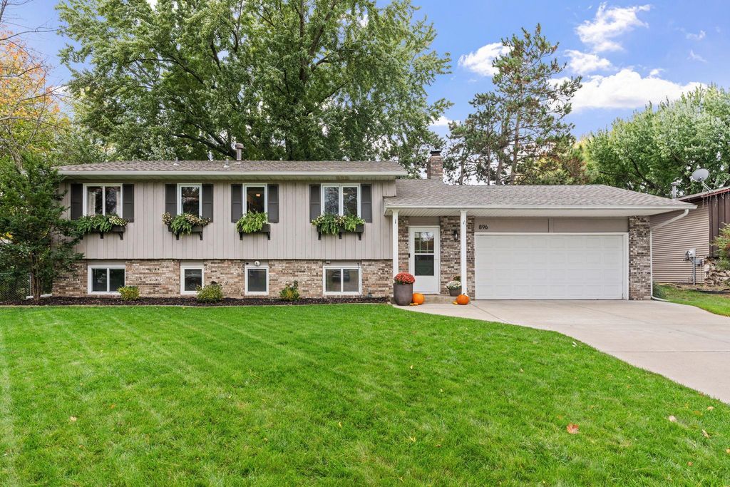 896 Sunrise Court, Stillwater, MN 55082