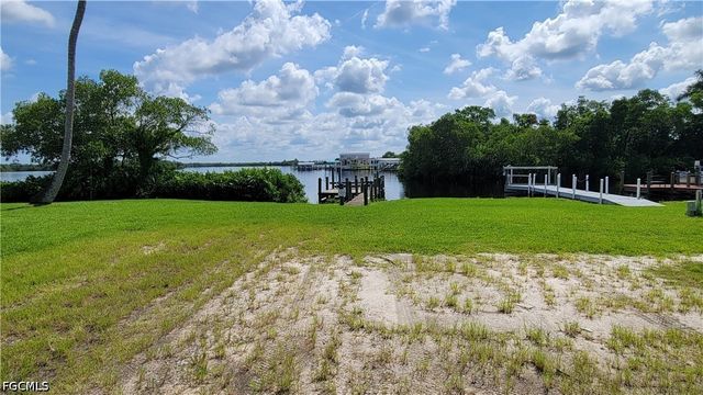323 Shoreland DR, Fort Myers, FL 33905
