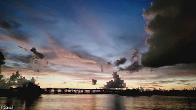 323 Shoreland DR, Fort Myers, FL 33905
