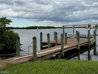 323 Shoreland DR, Fort Myers, FL 33905